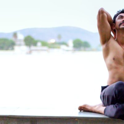 best-yoga-poses-at-lake-pichola (1)